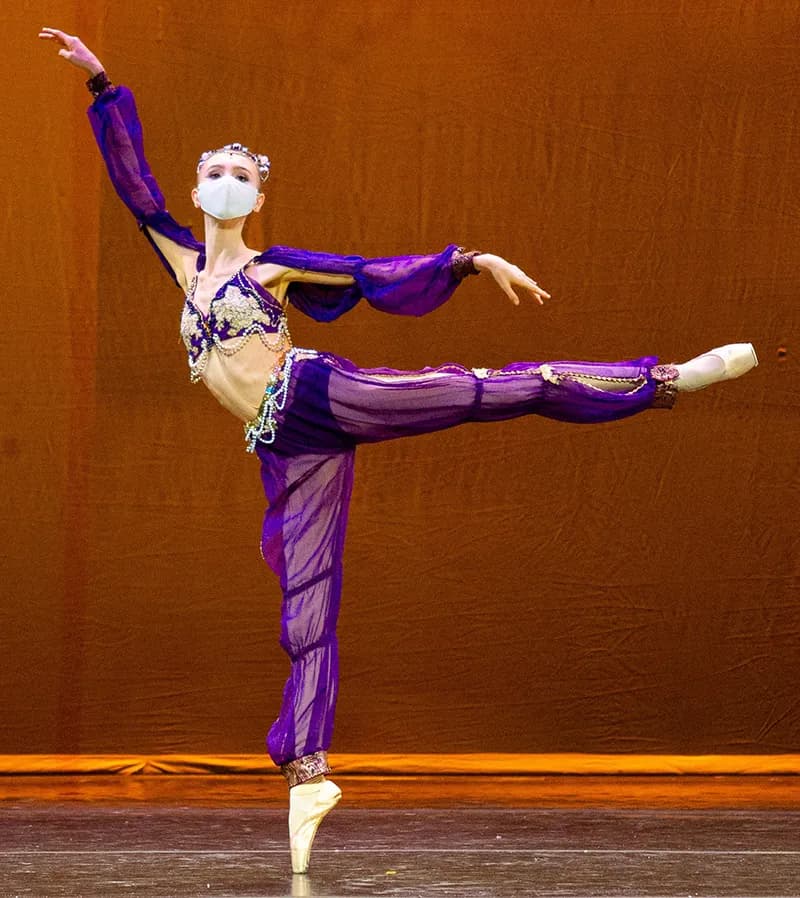 Bean Shindell performing a classical variation on pointe.